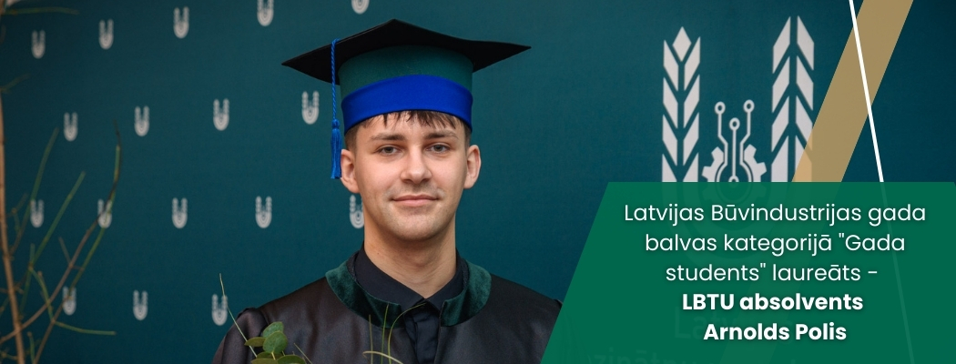 LBTU absolvents Arnolds Polis akadēmiskajā tērpā un cepurē stāv pie Latvijas Biozinātņu un tehnoloģiju universitātes fonasienas, rokās turot augus. Attēlā norādīts, ka viņš ir Latvijas Būvindustrijas gada balvas kategorijā “Gada students” laureāts.