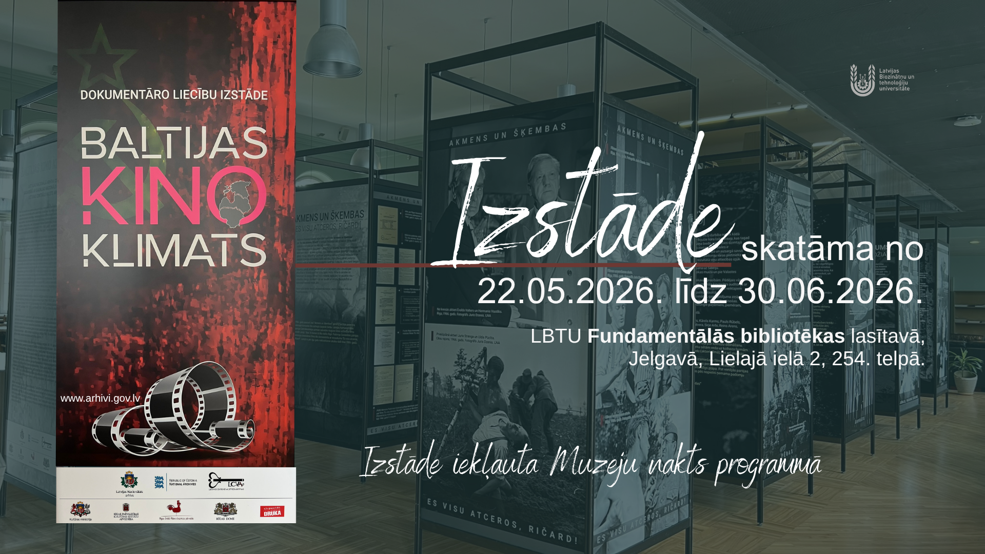 Attēlā redzama Latvijas Nacionālā arhīva dokumentāro liecību izstādes “Baltijas kino klimats” vizuālā afiša ar izstādes stendiem fonā. Norādīts, ka izstāde skatāma no 22.05.2026. līdz 30.06.2026. LBTU Fundamentālās bibliotēkas lasītavā Jelgavā, Lielajā ielā 2, 254. telpā, un tā iekļauta Muzeju nakts programmā.