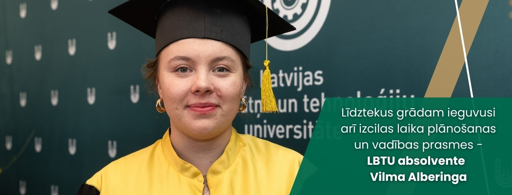 LBTU absolvente Vilma Alberinga absolventes tērpā un cepurē pozē uz Latvijas Biozinātņu un tehnoloģiju universitātes fona; attēla labajā pusē redzams citāts par izcilām laika plānošanas un vadības prasmēm.