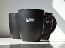 LBTU krūze, melna, LV/EN