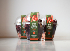 Trīs iepakojumi ar burkānu un biešu čipsiem.