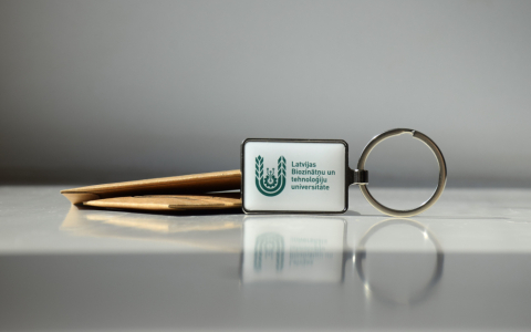 Universitātes suvenīri – dāvana izlaidumā