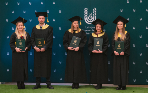 Ekonomikas un sabiedrības attīstības fakultātes absolventu ziemas izlaidums 2023