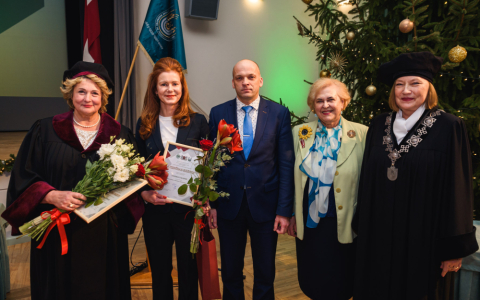 Sveicam Sandru Valaini ar Jelgavas valstspilsētas domes balvu