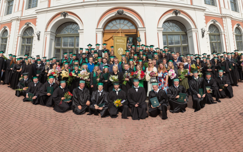 Meža fakultātē absolventu vasaras izlaidums