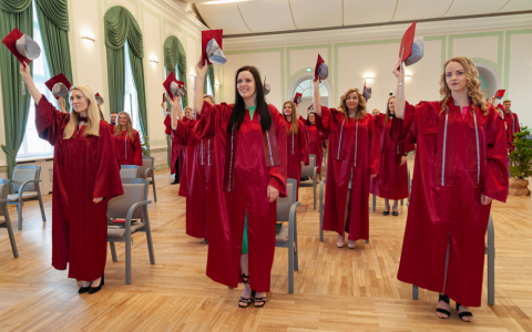 Ekonomikas un sabiedrības attīstības fakultātes absolventu izlaidums 2020