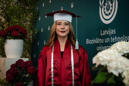 LBTU absolvente Samanta Vitkovska: Ekonomika kā tilts starp nozarēm un mūsdienīgu vidi