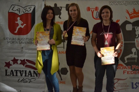 Dagmāra Arkliņa (bildē pa vidu) un 3.vietas ieguvēja Sanda Petrokaite (bildē pa kreisi