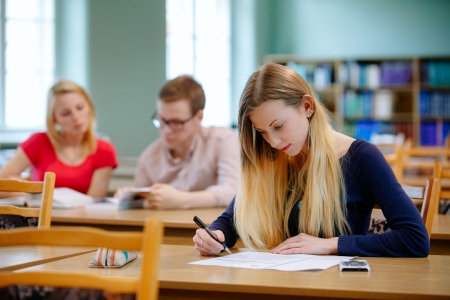 Studenti bibliotēkā
