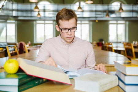 Studenti bibliotēkā