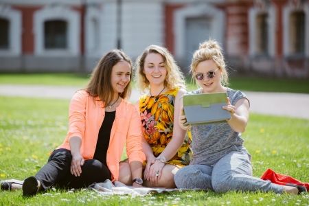 Jelgavas pils pagalms, studenti pagalmā