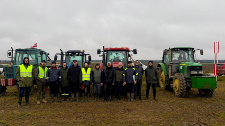 Inženierzinātņu un informācijas tehnoloģiju fakultātes studenti piedalās Latvijas aršanas sacensībās kā aršanas kvalitātes vērtētāji