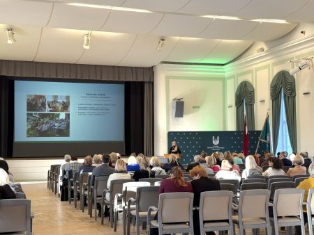 Ikgadējā akadēmiskajā konferencē diskutē par tehnoloģiju un ilgtspējas lomu studiju procesā