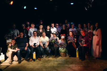 Festivāla dalībnieki apbalvošanas ceremonijā 