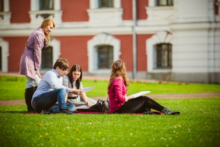 Studeni pagalmā, LLU