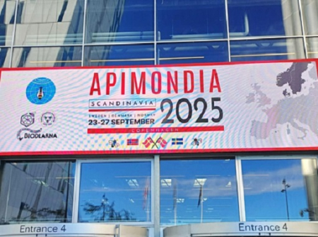 Vadošais pētnieks Aleksejs Zacepins prezentē digitālos risinājumus biškopības attīstībai "Apimondia" kongresā