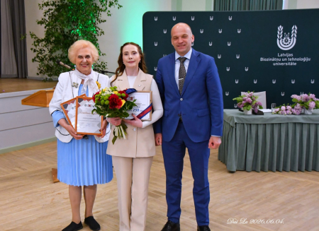LBTU absolvente Samanta Vitkovska saņem Jelgavas valstspilsētas domes balvu par pētījumu digitālās drošības jomā