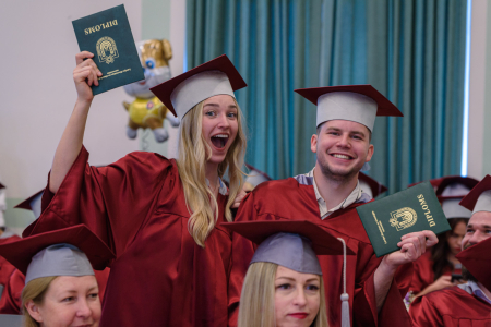 Augstākās izglītības diplomus saņem Ekonomikas un sabiedrības attīstības fakultātes absolventi