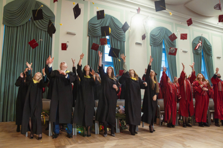 Ziemas izlaidumu sēriju noslēdz Ekonomikas un sabiedrības attīstības fakultātes absolventi