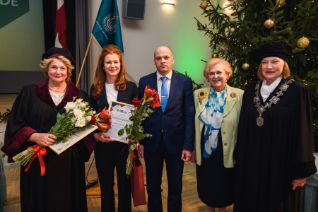 Sveicam Sandru Valaini ar Jelgavas valstspilsētas domes balvu