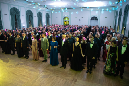 Foto ziņa: Jelgavas pilī aizvadīta tradicionālā Ziemassvētku balle