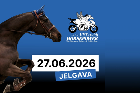 Uz zila fona redzams kustībā attēlots zirgs un pasākuma “2026 VETs with Horsepower – The Germany, Poland & Baltics Run” logotips ar spārnotu zirgu uz motocikla. Plakātā lieliem burtiem norādīts datums 27.06.2026. un norises vieta Jelgava.