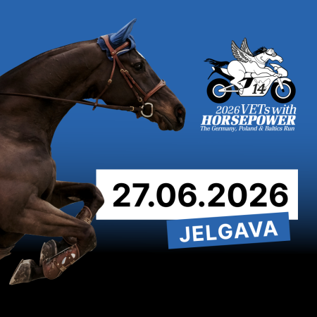 Uz zila fona redzams kustībā attēlots zirgs un pasākuma “2026 VETs with Horsepower – The Germany, Poland & Baltics Run” logotips ar spārnotu zirgu uz motocikla. Plakātā lieliem burtiem norādīts datums 27.06.2026. un norises vieta Jelgava.