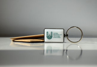 Universitātes suvenīri – dāvana izlaidumā