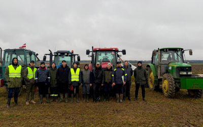 Inženierzinātņu un informācijas tehnoloģiju fakultātes studenti piedalās Latvijas aršanas sacensībās kā aršanas kvalitātes vērtētāji