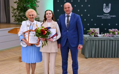 LBTU absolvente Samanta Vitkovska saņem Jelgavas valstspilsētas domes balvu par pētījumu digitālās drošības jomā