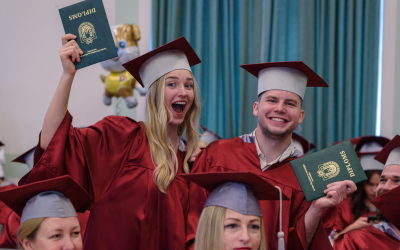 Augstākās izglītības diplomus saņem Ekonomikas un sabiedrības attīstības fakultātes absolventi
