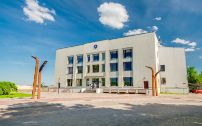 LBTU Sporta centrā bezmaksas badmintona treniņi ukraiņiem un jelgavniekiem